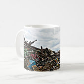 ターミナルのがらくた部品置き場の屑鉄 コーヒーマグカップ (正面左)