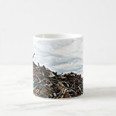 ターミナルのがらくた部品置き場の屑鉄 コーヒーマグカップ (中央)