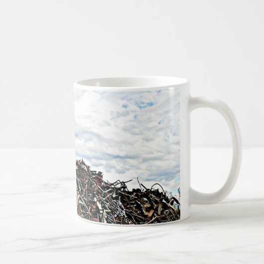 ターミナルのがらくた部品置き場の屑鉄 コーヒーマグカップ (右)