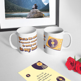 ターンテーブルお洒落と回転ビニールディスク。 コーヒーマグカップ