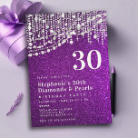 ダイアモンズパールパープルグリッターシック30th誕生日 招待状<br><div class="desc">テクスチモダンュで輝く紫色の背景（デジタル効果）、真珠とダイヤモンドの文字列（これらはデジタル効果でもある）と白のタイポグラフィを特徴とする女性のための、上品で上品な紫のグリッター30thのパーティの招待状テンプレートモダン。30歳の誕生日に30歳を迎えた女性のためのシックな「ダイヤモンドと真珠」テーマデザイン。グラムマイルスきらきら光るトのための上品なパーティー。</div>