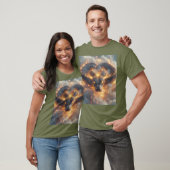 ダイナミックなエネルギーを放つ火炎の蛇 Tシャツ (ユニセックス)