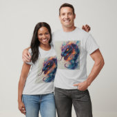 ダイナミックなエネルギーを放つ火炎の蛇 Tシャツ (ユニセックス)