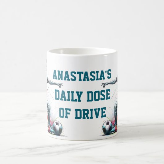 ダイナミックなガールサッカー選手のアクショやる気を起こさせるン コーヒーマグカップ (中央)