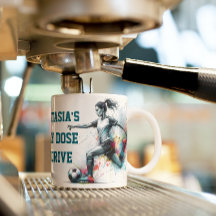 ダイナミックなガールサッカー選手のアクショやる気を起こさせるン