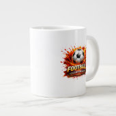 ダイナミックなサッカーのデザイン 炎とアクション ジャンボコーヒーマグカップ (正面右)