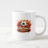 ダイナミックなサッカーのデザイン 炎とアクション ジャンボコーヒーマグカップ (右)