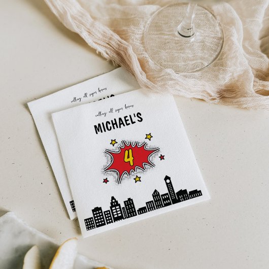 ダイナミックなスーパーヒーロー4歳の誕生日 スタンダードカクテルナプキン