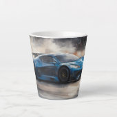 ダイナミックなブルーアーバンレースシーン カフェラテマグ (正面)