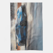 ダイナミックなブルーアーバンレースシーン キッチンタオル (縦)