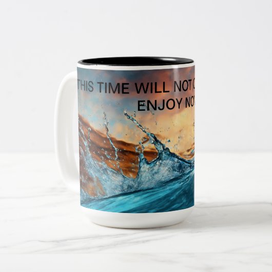 「ダイナミックな水 – 力強い倭とのリアルデザイン ツートーンマグカップ (正面左)