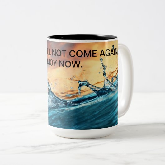 「ダイナミックな水 – 力強い倭とのリアルデザイン ツートーンマグカップ (正面右)