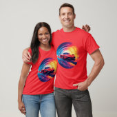 ダイナミック鮮やかスパイラルデザインの赤スポーツカー Tシャツ (ユニセックス)