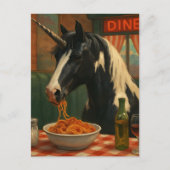 ダイナーでスパゲッティを食べる斑模様のユニコーン ポストカード (正面)