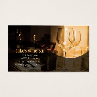 ダイナーのバーの名刺のワイングラスのテーブル 名刺