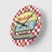 ダイナーサインレトロ50s赤市松模様に |名前をカスタムする ラウンド壁時計 (傾斜)