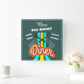 ダイナーママの任意の名前レトロストライプタグラインティール(緑がかった色) スクエア壁時計 (ホーム)