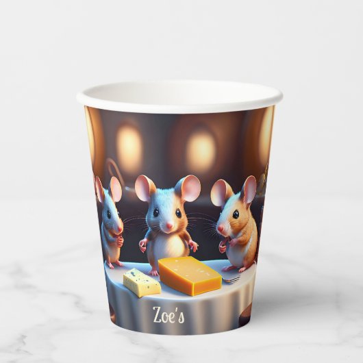 ダイニングテーブルでマウスの家族,子供の誕生日 紙コップ (正面)