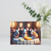 ダイニングテーブルのマウスファミリー子供の誕生日 インビテーションポストカード (スタンド正面)