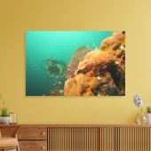 ダイバーとカサゴ科の魚 Scorpanopsis キャンバスプリント (インサイチュ (リビング))
