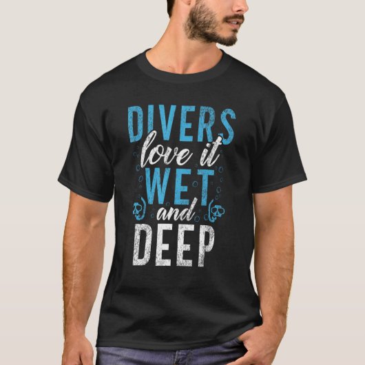 ダイバーはそれをウェットと深いダイビングが大好き Tシャツ (正面)