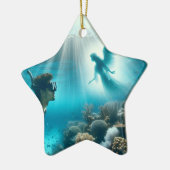 ダイバーはリーフエンジェルを見つける セラミックオーナメント (左)