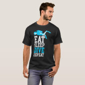 ダイバー・ダウン旗 スキューバダイビング 食べる寝る Tシャツ (正面フル)