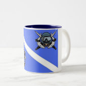 ダイバー・マグと戦う ツートーンマグカップ (正面右)