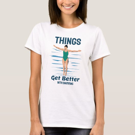 ダイビカッコいいング – 水泳で物事が改善 Tシャツ (正面)