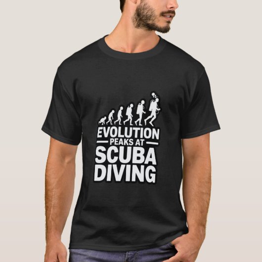 ダイビングで見せる驚くべき進化の頂点 おもしろスクーバダイバー Tシャツ (正面)