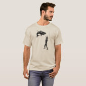 ダイビングのヘルメット、ナイフおよび鮫を持つヴィンテージのダイバー Tシャツ (正面フル)