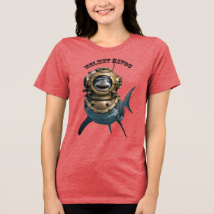 ダイビングヘルメットに入ったホホジロザメ URM トライブレンドTシャツ