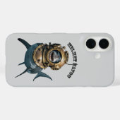 ダイビングヘルメットに入ったホホジロザメ URM Case-Mate iPhoneケース (裏面 (横))
