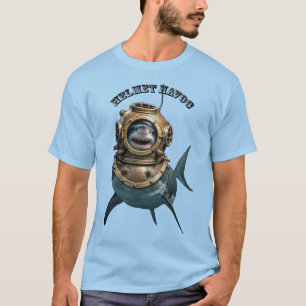 ダイビングヘルメットの中のホホジロザメ URM Tシャツ