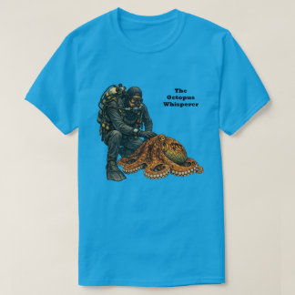 ダイビング中のダイバーが大きなタコを撫でる URM Tシャツ