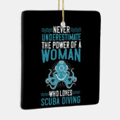 ダイビング – ダイビング女性を過小評価しない セラミックオーナメント (右)