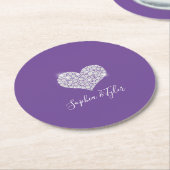 ダイヤきらめくモンドハートの白いスクリプト名、紫 ラウンドペーパーコースター (アングル)