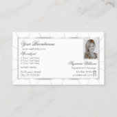 ダイヤモンドと写真が施されたシックな白とシルバーのフレーム 名刺 (裏面)