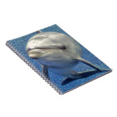 ダイヤモンドのモノグラムを持つ青い輝きのイルカ ノートブック (右側)