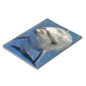 ダイヤモンドのモノグラムを持つ青い輝きのイルカ ノートブック (左側)