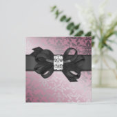 ダイヤモンドの弓とのエレガントなピンクおよび銀製の招待 招待状 (スタンド正面)