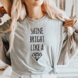 ダイヤモンドの花のように輝くトップ Tシャツ<br><div class="desc">輝け！可愛いドレープトップは、ダイヤモンドイラストレーションと手書きのフォントで「輝くお洒落ような輝き…」を特徴としている。ラウンジやヨガに最適！</div>