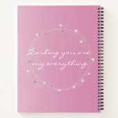 ダイヤモンドエレガントピンクブライトレターズデザイン ノートブック (裏面)