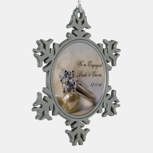 ダイヤモンドリングや輪とパール婚約 スノーフレークピューターオーナメント (左)