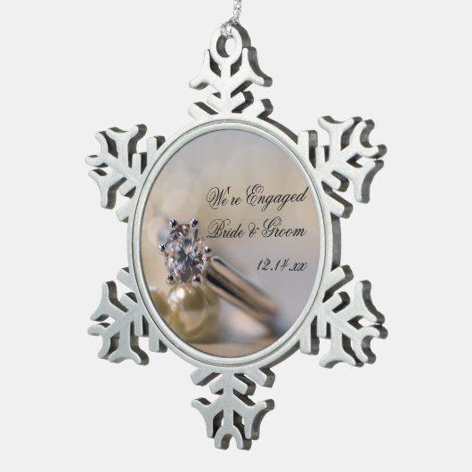 ダイヤモンドリングや輪とパール婚約 スノーフレークピューターオーナメント (右)