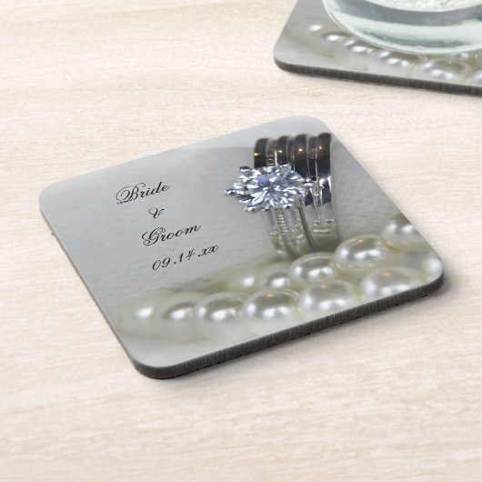 ダイヤモンドリングや輪と白結婚真珠 コースター (左側)