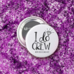 ダイヤモンドリングや輪I Do Crew 結婚's 缶バッジ<br><div class="desc">私はおもしろいフォントでクルーを行う花嫁のチームのための書ラウンド・ボタン。oの上に輝く明るいダイヤモンドを置き、ダイヤモンド婚約リングのように見える。</div>