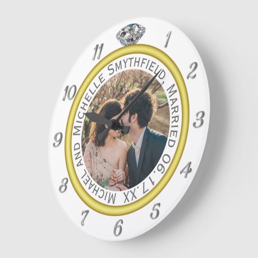 ダイヤモンド結婚のリングや輪記念写真オンホワイト ラージ壁時計 (傾斜)