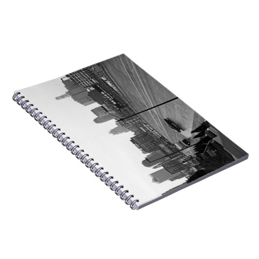 ダウンタウンのカンザスシティー、ミズーリ州ブラック&ホワイト写真 ノートブック (右側)