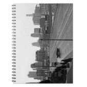 ダウンタウンのカンザスシティー、ミズーリ州ブラック&ホワイト写真 ノートブック (正面)